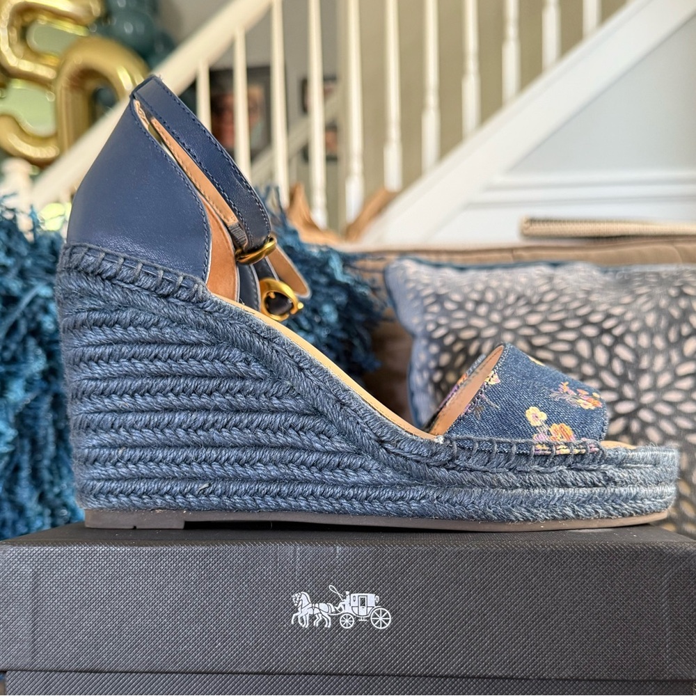 Adorable Coach Kit Wedge Print Denim Sandals 💙🌼 - Picture 4 of 6